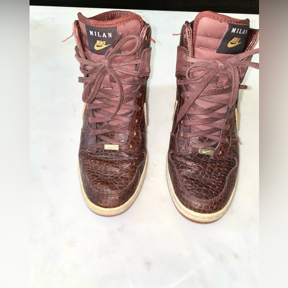 NIKE MILAN
WMNS DUNK SKY HI CITY FW QS
METALLIC GOLD / CHOCOLATE
US (7) /EU 38 - Picture 3 of 13